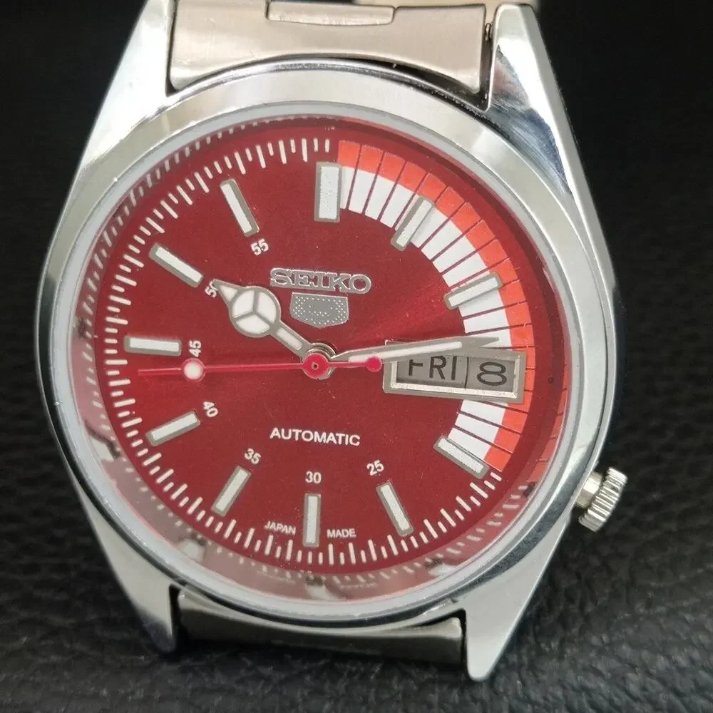 Vintage 1979 Seiko Automatic Mens Silver Watch W/daydate & White accents